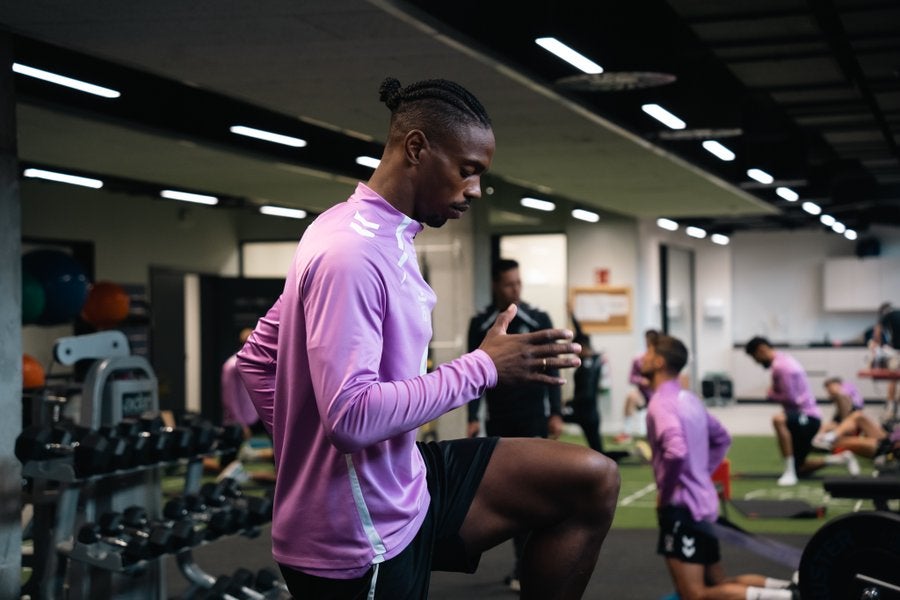 Jair Amador, uno de los llamados a ser itulares en Copa ante la falta de minutos en Liga, se ejercita en el gimnasio de Areitio.