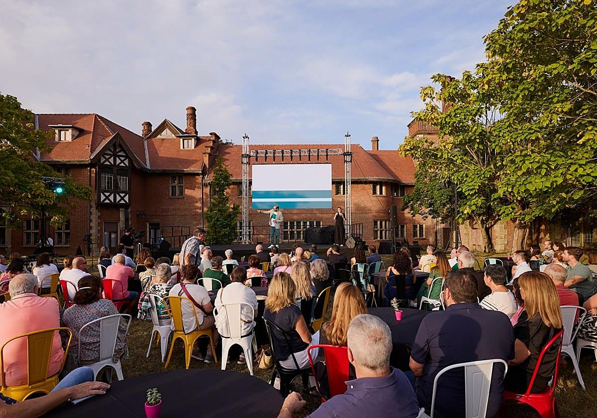 El Palacio Artatza volverá a acoger a decenas de vecinos para reconocer la labor de sus empresas.