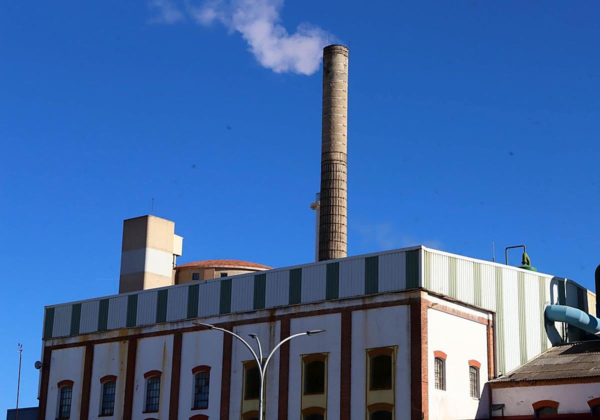 El derribo de la chimenea de ladrillo está pendiente de la licencia de obras.