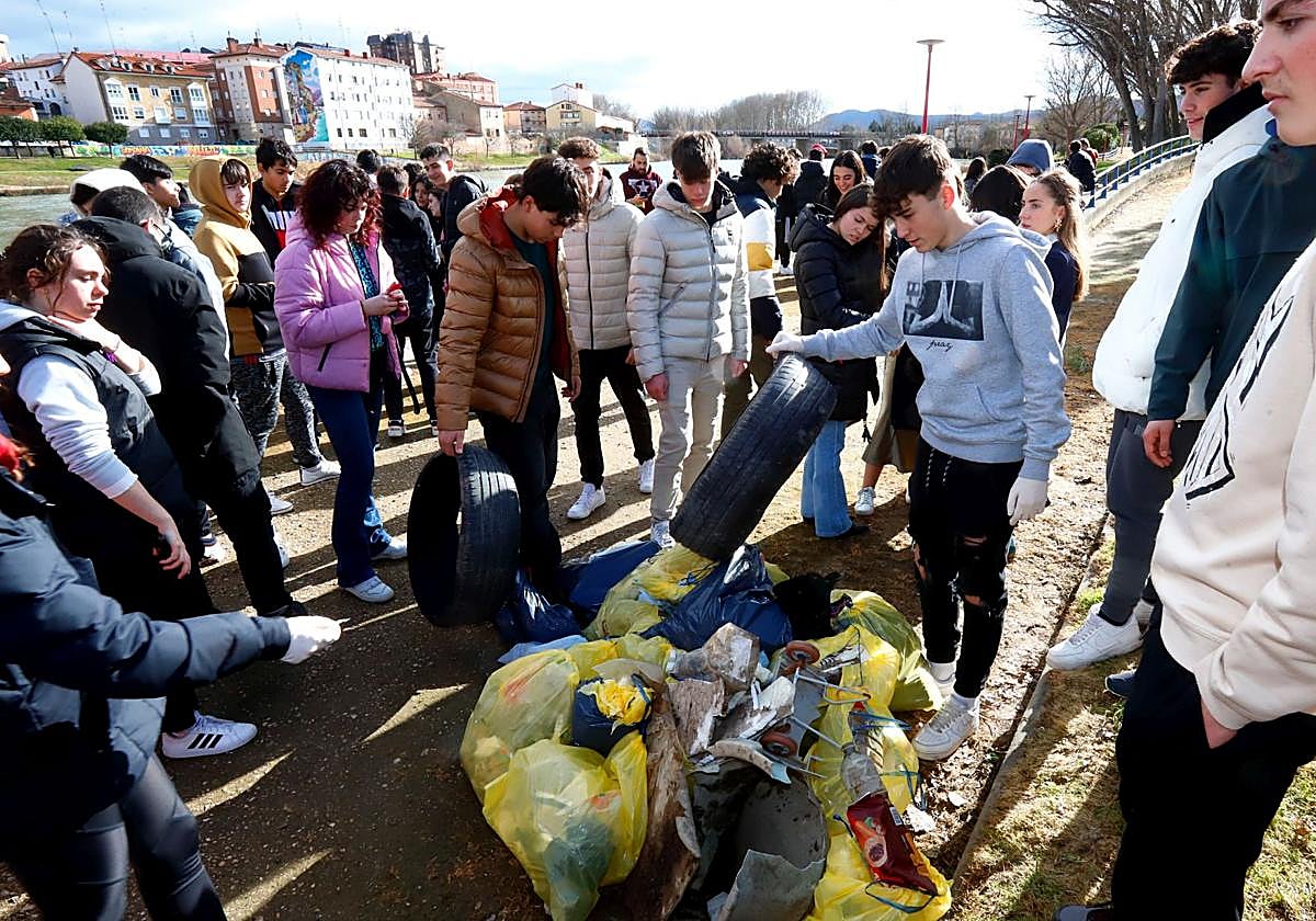 Una de las jornadas del Spogomi llevó el año pasado a alumnos de SS CC a recoger basura junto al Ebro.