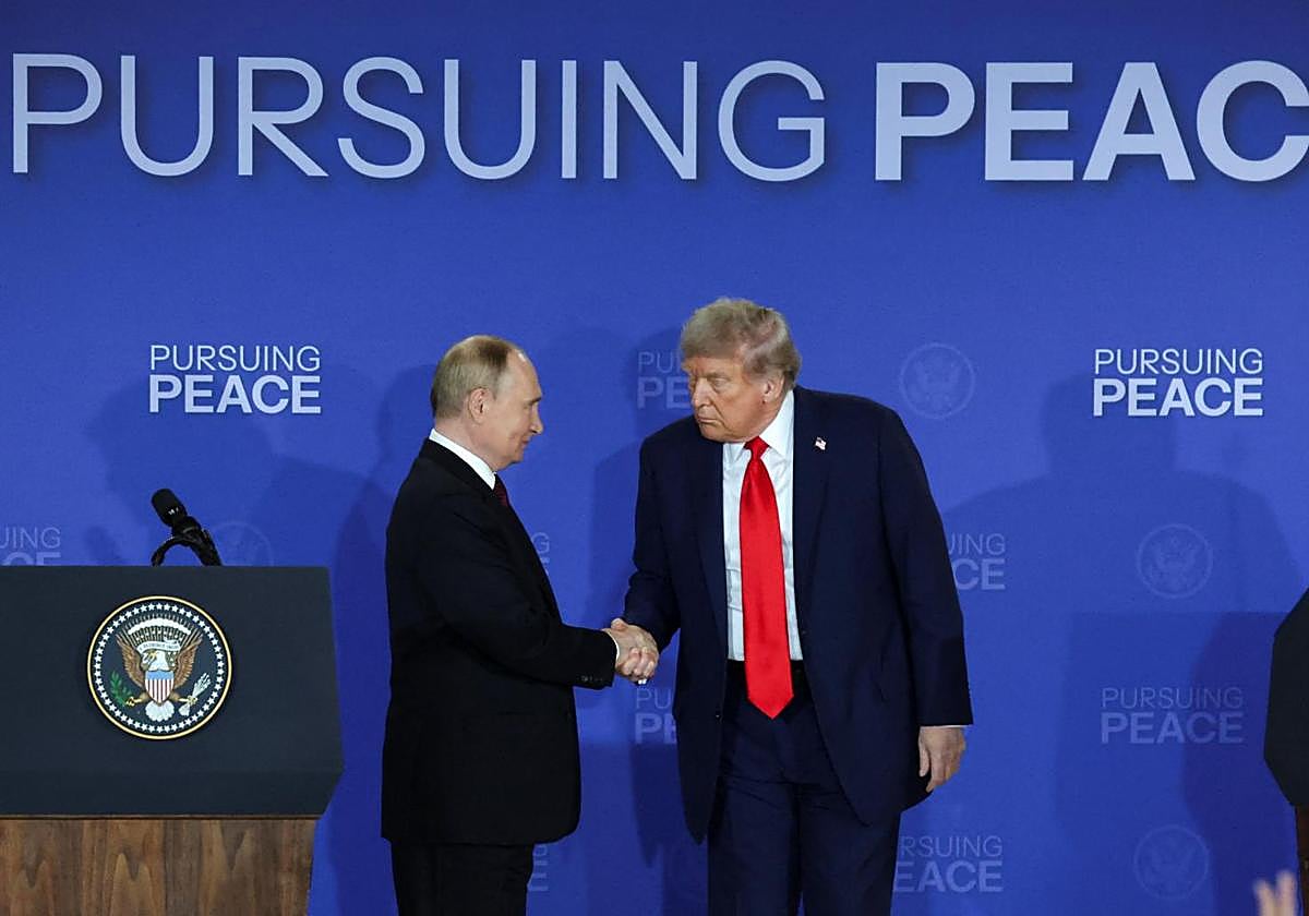 Vladímir Putin y Donald Trump después de una conferencia de prensa tras su reunión para negociar el fin de la guerra en Ucrania.