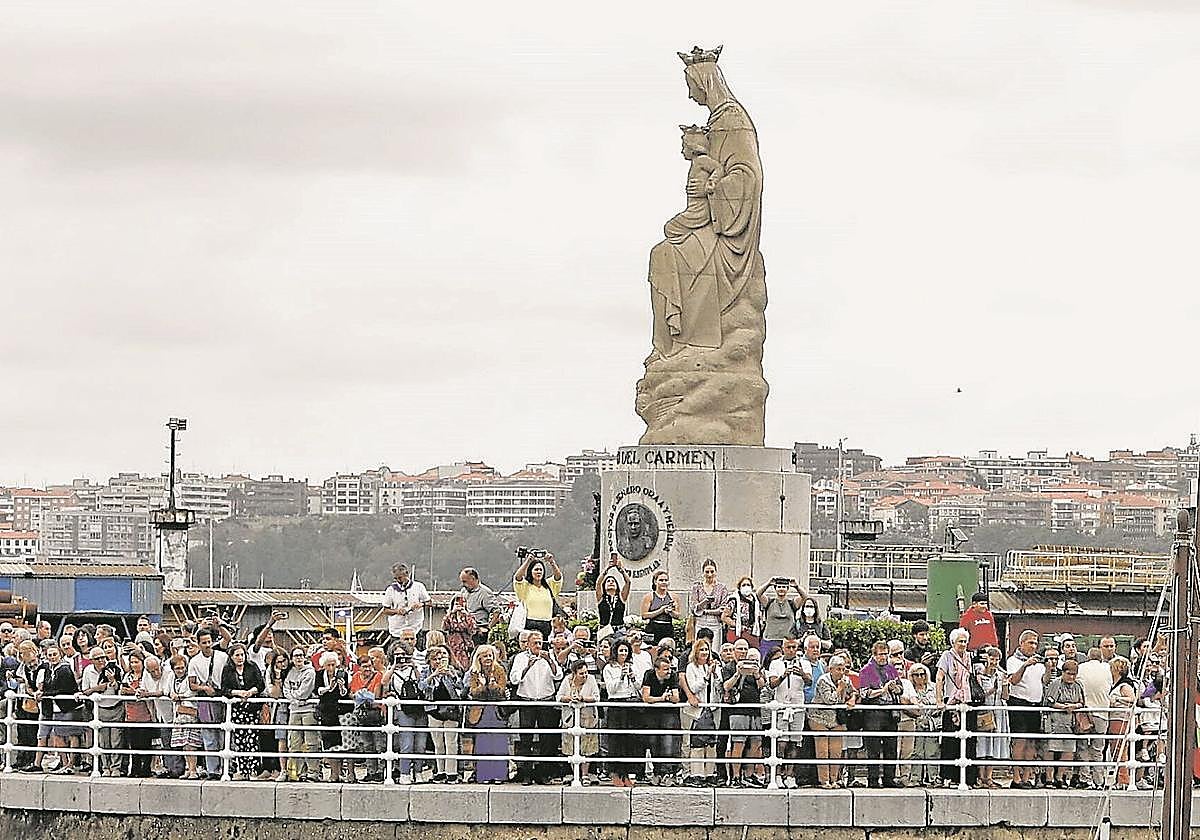 Cada 16 de julio miles de personas de Santurtzi y municipios cercanos veneran a la Virgen del Carmen.