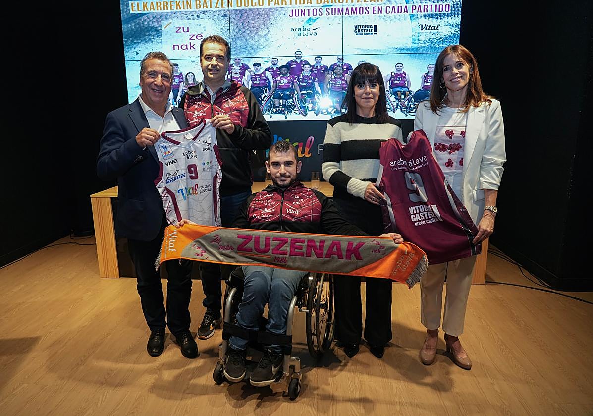 Jon Urresti, presidente de Vital Fundazioa, Rubén Martínez, director deportivo del Club Deportivo Zuzenak, Itxaso Carrillo, presidenta Fundación Zuzenak, Maider Etxebarria, alcaldesa de Vitoria y Martín Pérez, deportista del Fundación Vital Zuzenak