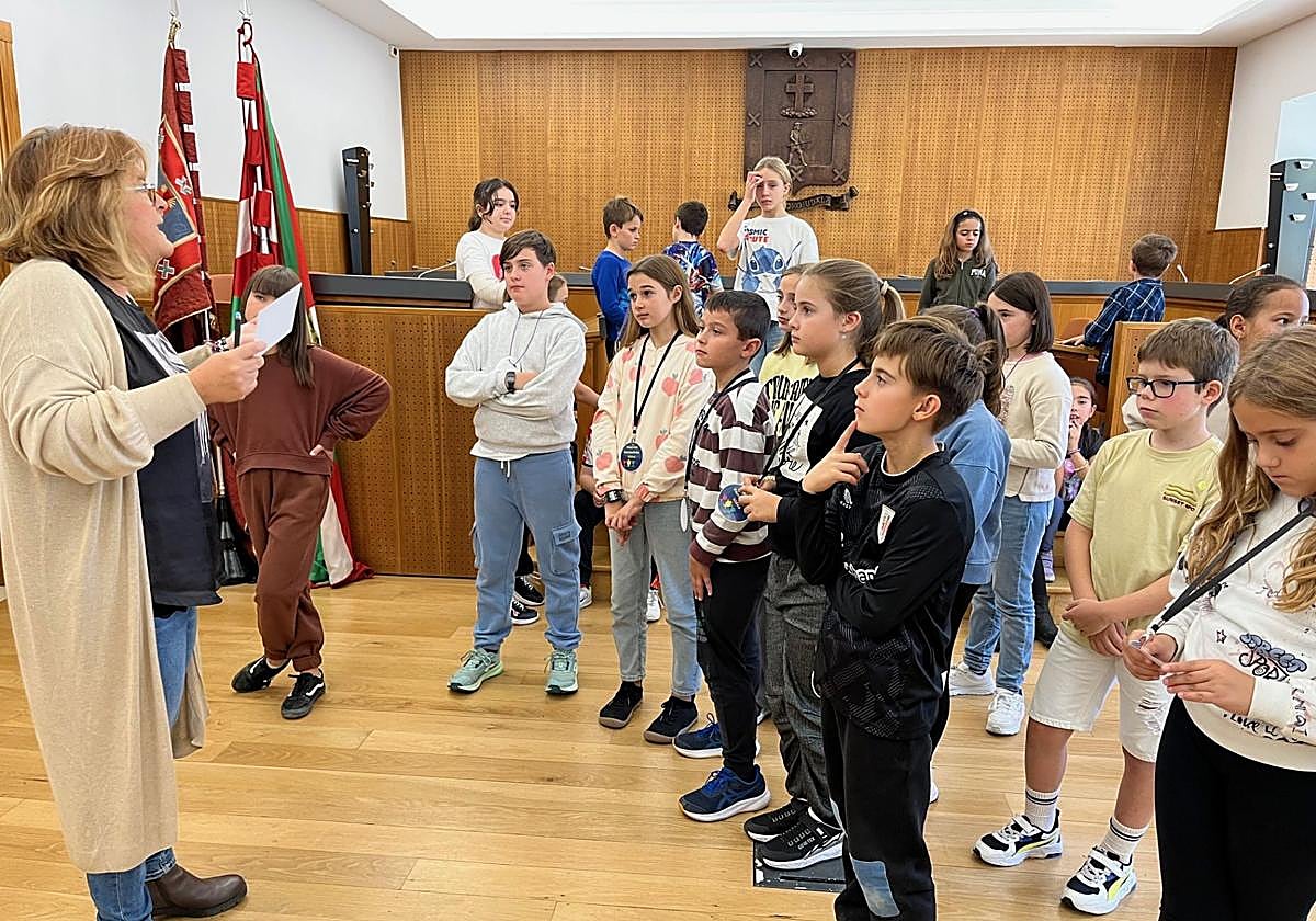 La alcaldesa en funciones, Edurne Espilla, junto a los miembros del Consejo en el salón de plenos.