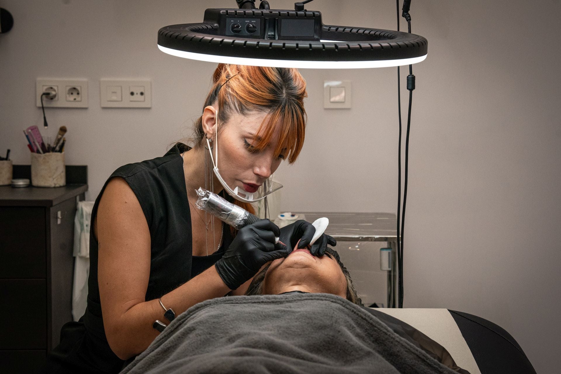 Lucía, la reina de la micropigmentación que hace arte sobre la piel y devuelve la autoestima en Bilbao