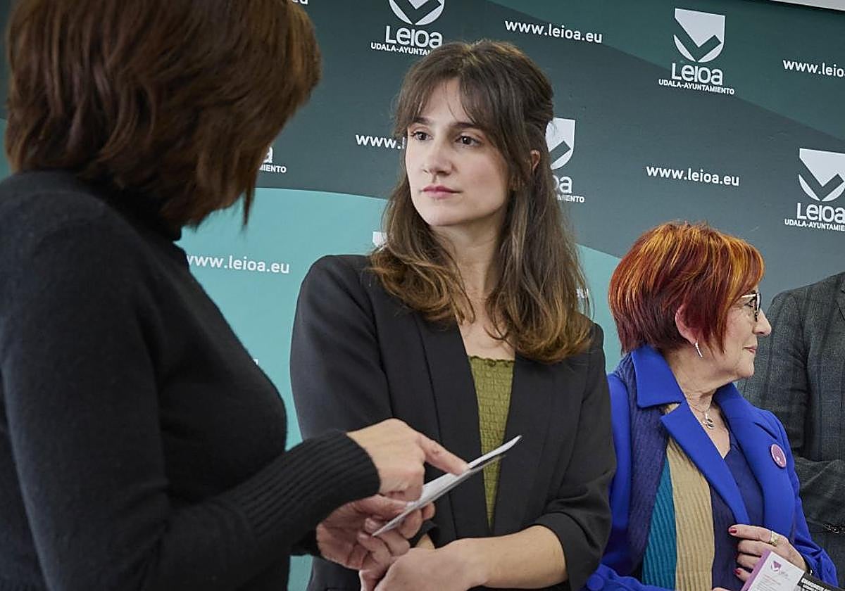 Paula Lana, psicóloga que se encarga de desarrollar el programa, junto a representantes de Andrak, la asociación sociocultural de mujeres de Leioa.