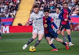Pedri presiona a Toni Martínez durante el partido de la pasada temporada.