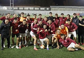 La plantilla del Getxo, en Gobela antes del entrenamiento previo al partido contra el Alavés