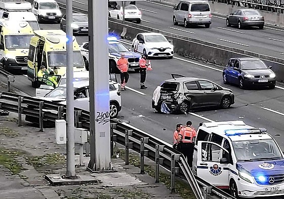 Accidente múltiple en las curvas de Zorroza.