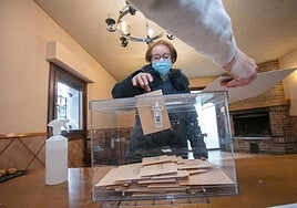 Una vecina de Betoño introduce la papeleta en la urna en el concejo de Betoño en las elecciones de 2021.