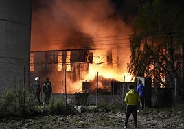 Curiosos observan el incendio de la planta de Onandia, en Gamarra.