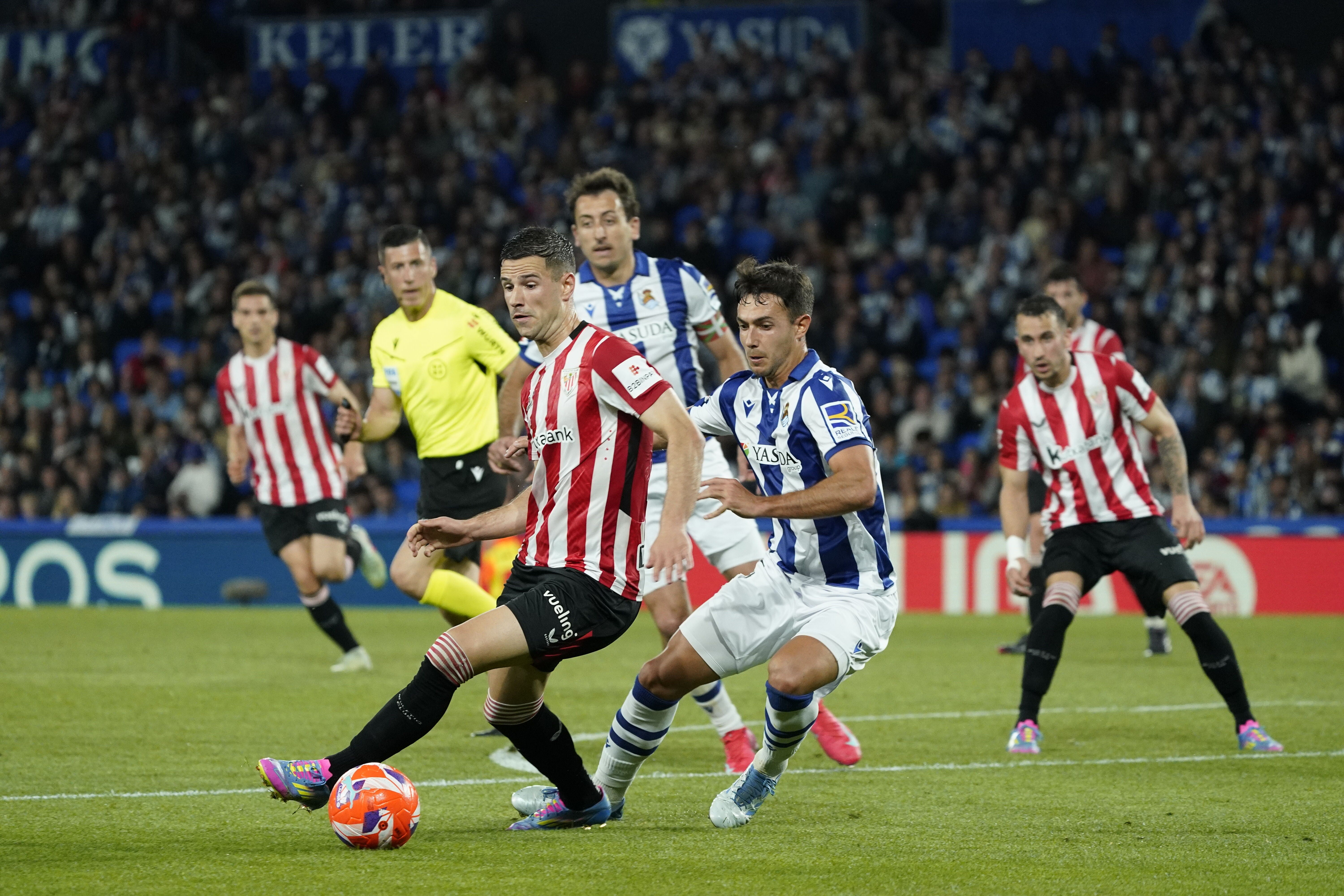 Guruzeta pelea un balón con Zubimendi, ahora en el Arsenal, ante la atenta mirada de Oyarzabal.