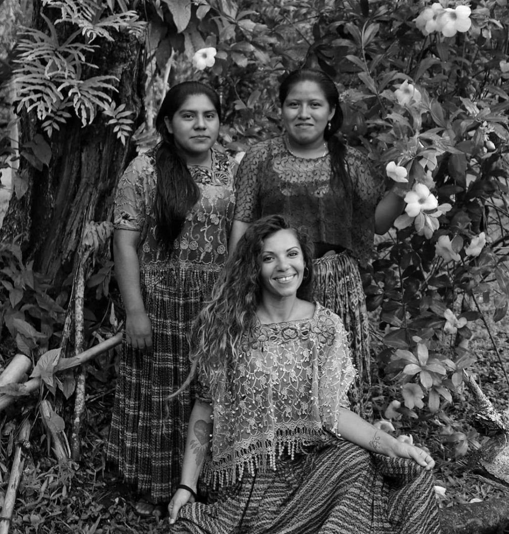 Diana, la vizcaína que ha transformado un minibús en su hogar y recorre el mundo sobre ruedas