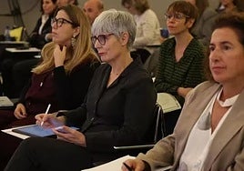 Miren Elgarresta, erdian.