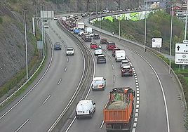 Retenciones en hora punta en el Alto de Enekuri tras una colisión múltiple en sentido Bilbao