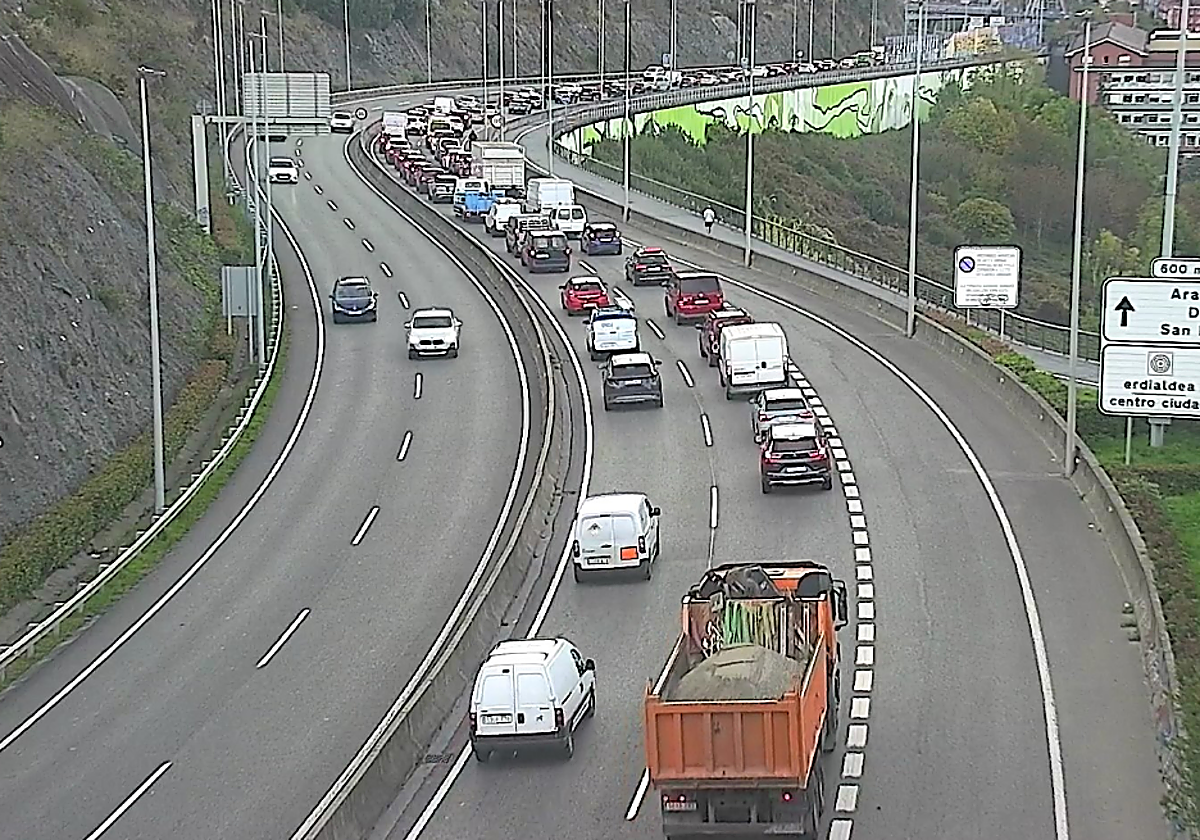 Retenciones en hora punta en el Alto de Enekuri tras una colisión múltiple en sentido Bilbao