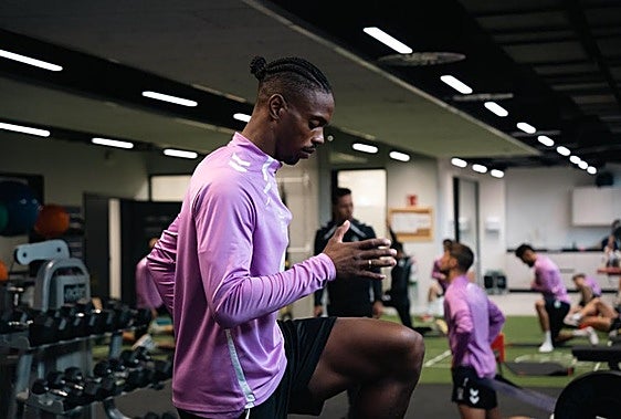 Jair Amador, uno de los llamados a ser itulares en Copa ante la falta de minutos en Liga, se ejercita en el gimnasio de Areitio.