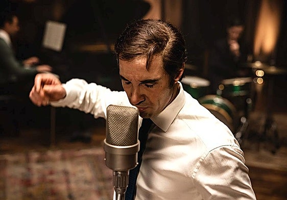 El actor francés de origen argelino Tahar Rahim se transforma en Aznavour y canta sus canciones.