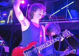 El líder Nacho Sarria abriendo con 'Mala racha'.