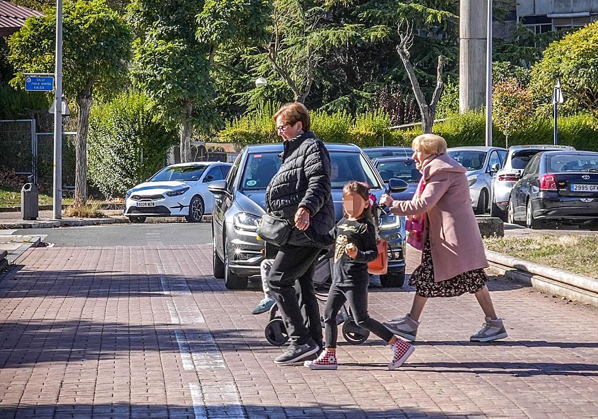 Paso de peatones donde se instalarán nuevas luminarias.