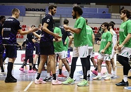 Luke Petrasek saluda a un jugador rival momentos antes de empezar el encuentro