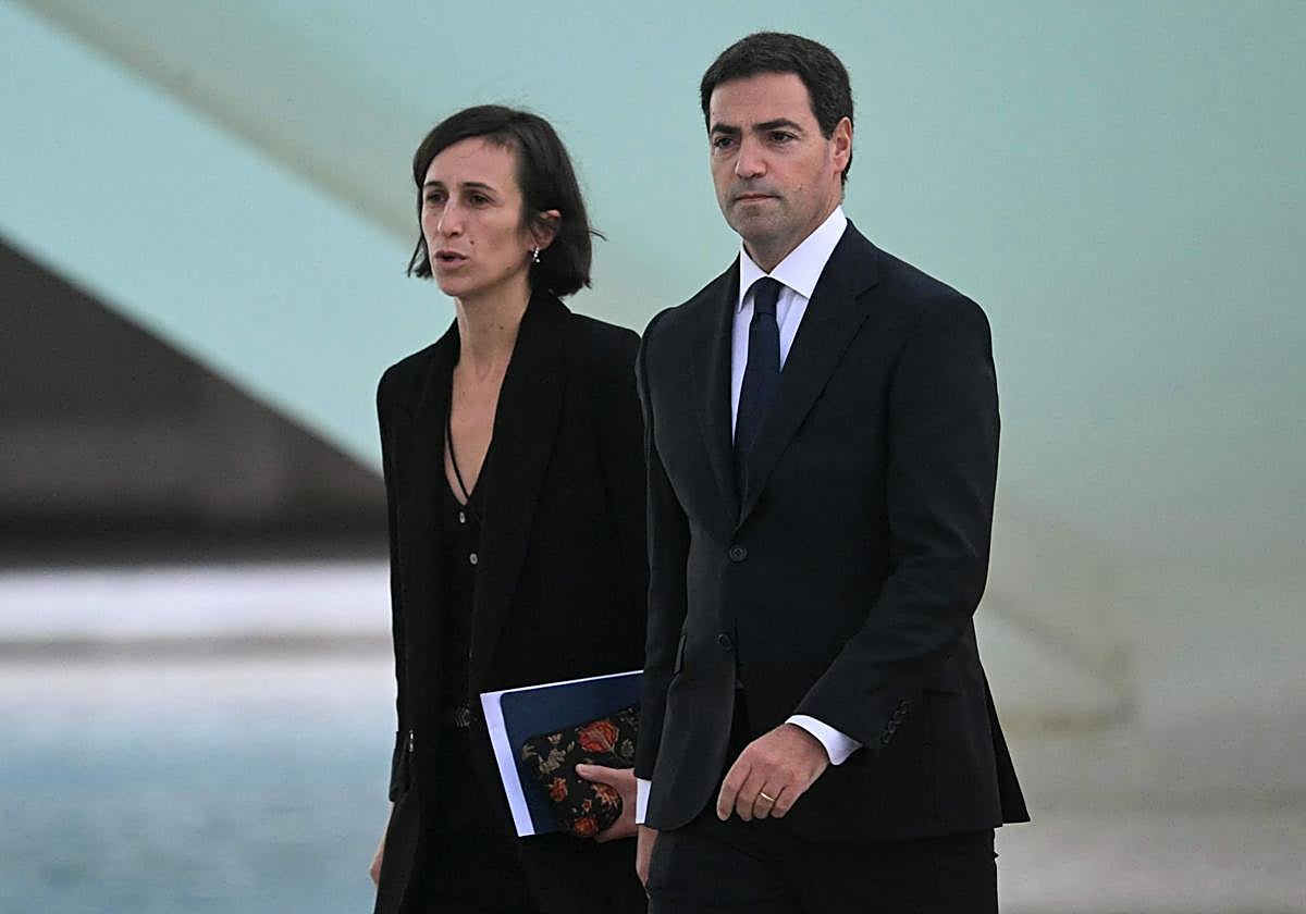 El lehendakari, a su llegada a la Ciudad de las Artes y las Ciencias acompañado de su jefa de gabinete, Nekane Zeberio.