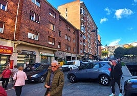 Un vehículo estacionado en mitad de la calzada cortada, sin permiso, impide la salida a dos turismos que abandonaban ayer del garaje entre numerosos viandantes.