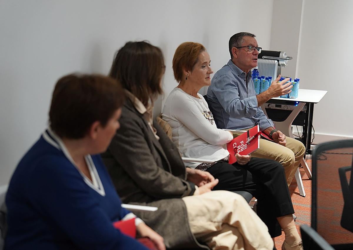 Imagen secundaria 1 - En una de las secciones del periódico y planteando preguntas y tomando notas durante la reunión. 