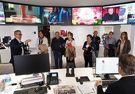 Los suscriptores atienden a las explicaciones de Oscar Villasante, a la izquierda.