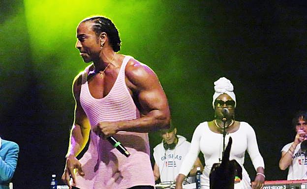 Yotuel no dejó de moverse.