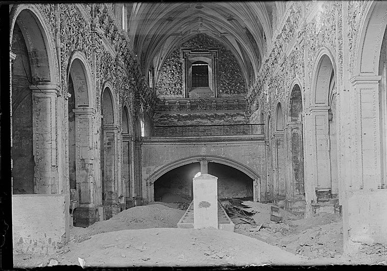 Las imágenes inéditas del controvertido derribo del convento de San Francisco en 1930