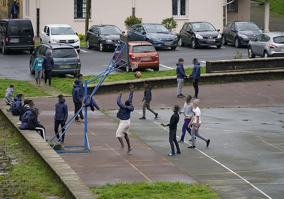 Jóvenes juegan a baloncesto en el centro de menores de Amorebieta.