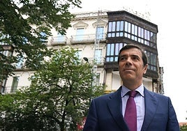 Anton Arriola, presidente de Kutxabank, junto a la sede del banco en Bilbao