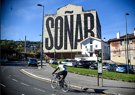 Mural 'Tren', de la muralista bilbaína Eva Mena, en la calle Prim.