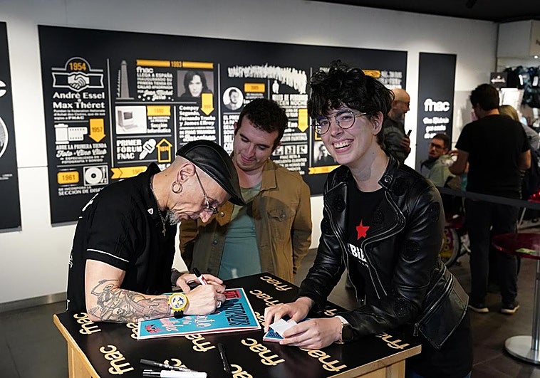 Primeros fans en llegar a la firma de 'El monte de los aullidos' Fito