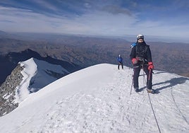 Asier Zaita posa en la cumbre del monte Vallunaraju pocos días después de cumplir los 16 años.