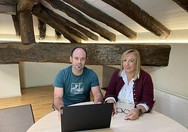 El alcalde, Mikel Urrutia, junto a la teniente de alcalde, Edurne Maguregi, durante la valoración.
