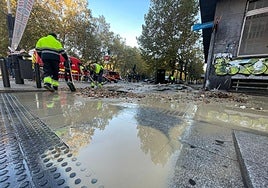 El reventón de una tubería en Vitoria provoca balsas junto a la plaza de la Constitución