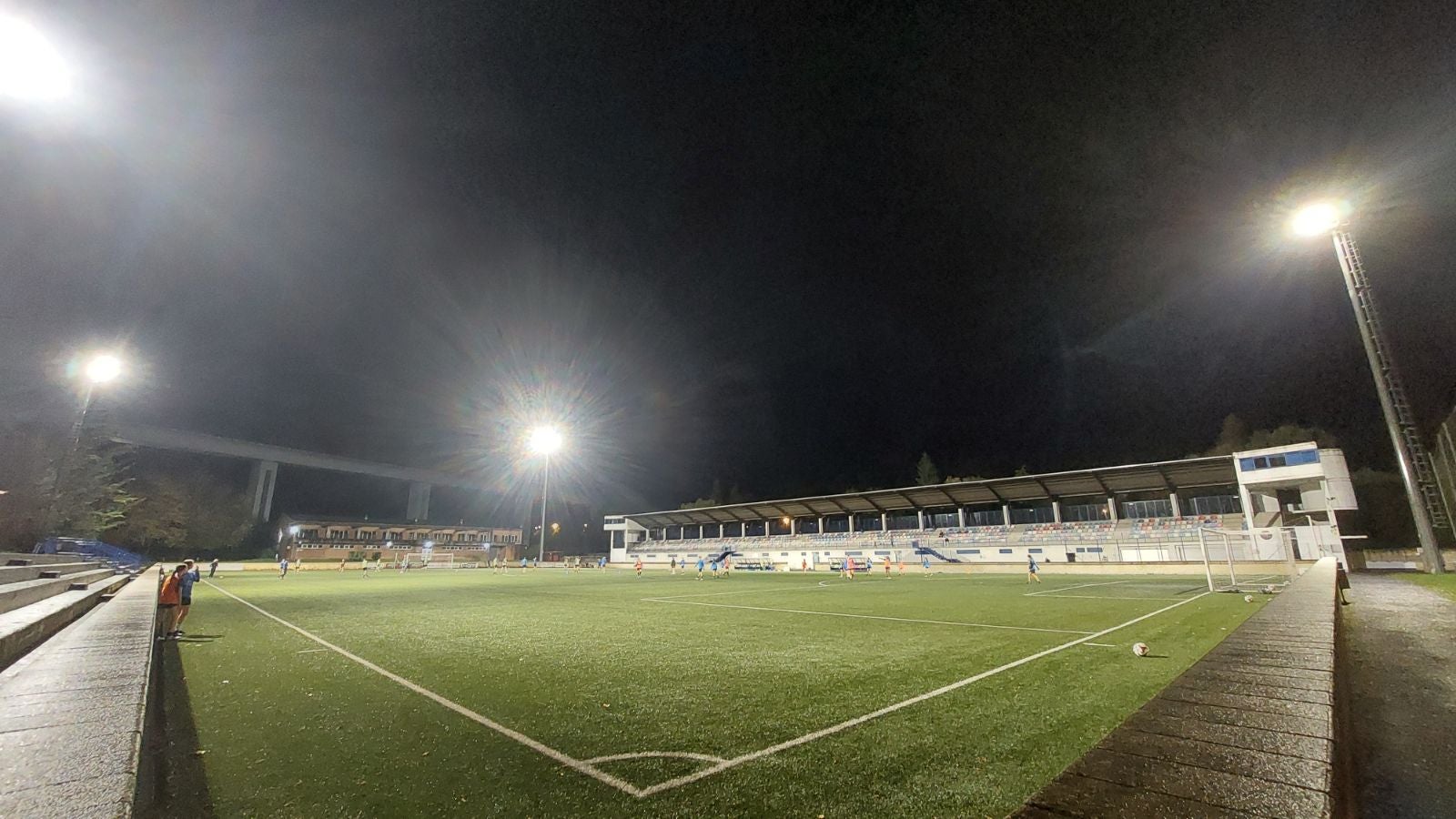 El nuevo sistema incluye un control integral que permite encender y regular la intensidad de la luz de forma remota, adaptándose a las diferentes necesidades de uso mediante escenarios programables