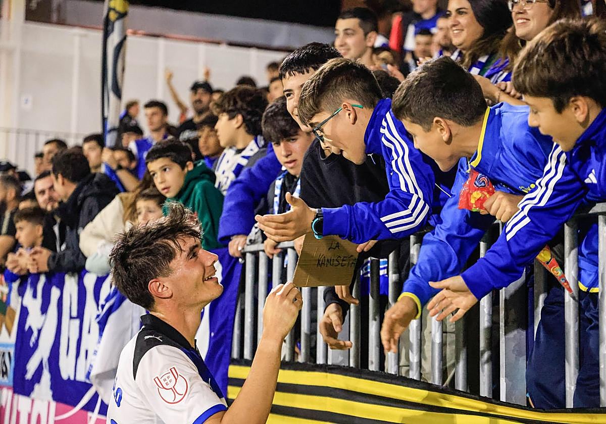 Morcillo saluda a jóvenes aficionados en Gobela.