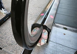 La rampa mecánica de la calle San Juan quedó inutilizada con un balón.