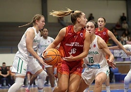 Castedo busca a alguna de sus compañeras para pasarle el balón.