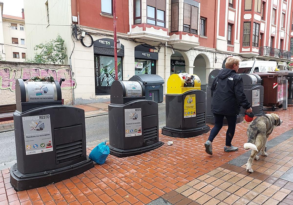 Varios contenedores junto a la Herriko Plaza.