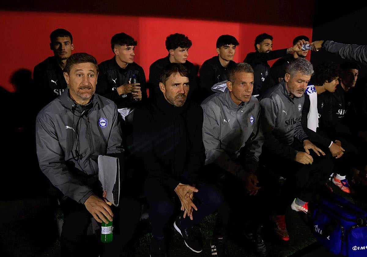 Coudet y su cuerpo técnico, en el banquillo de Gobela.