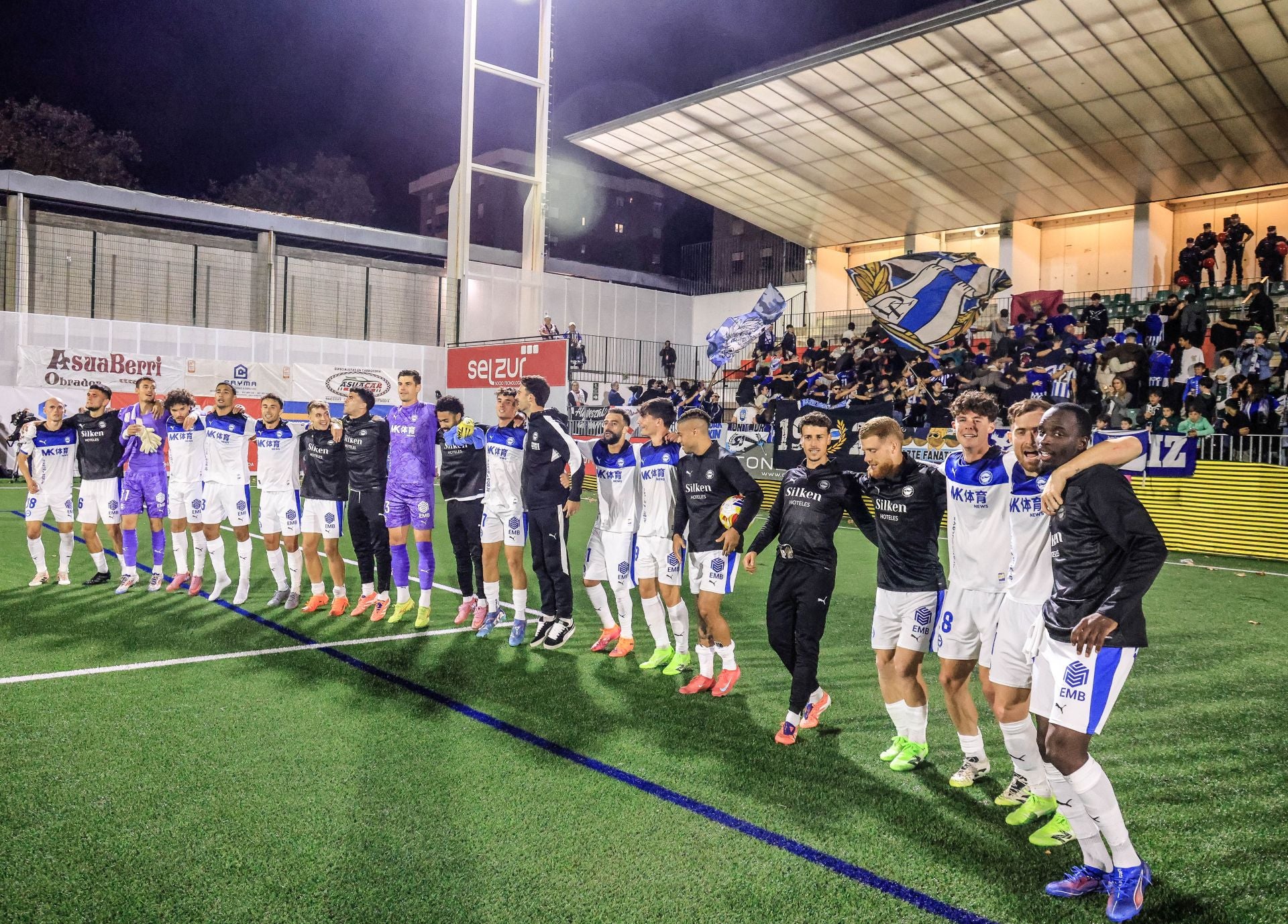 Los jugadores del Alavés celebran el triunfo con su afición.