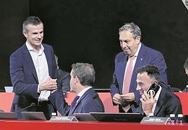 Jon Uriarte y sus directivos, en la asamblea en el Palacio Euskalduna.