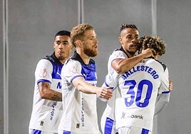 Mariano celebra con Ballestero su primer gol al Getxo.