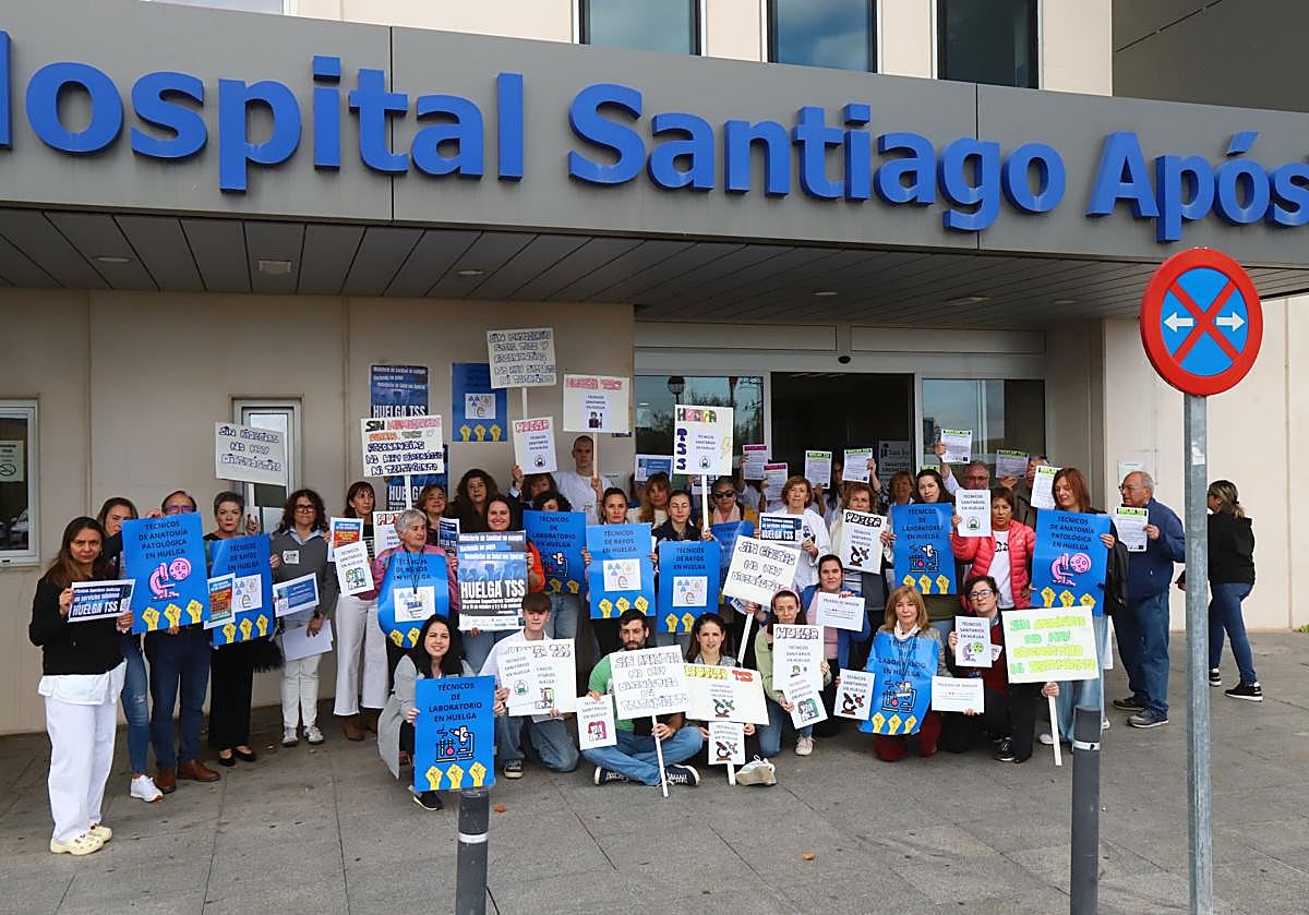 Concentración del personal a las puertas del hospital.