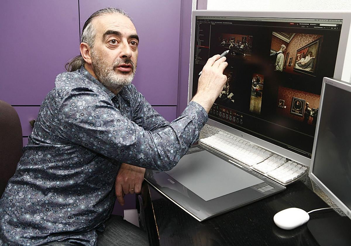 Enrique Truchuelo mostrando en su estudio imágenes con las que ganó uno de los Premios Lux.
