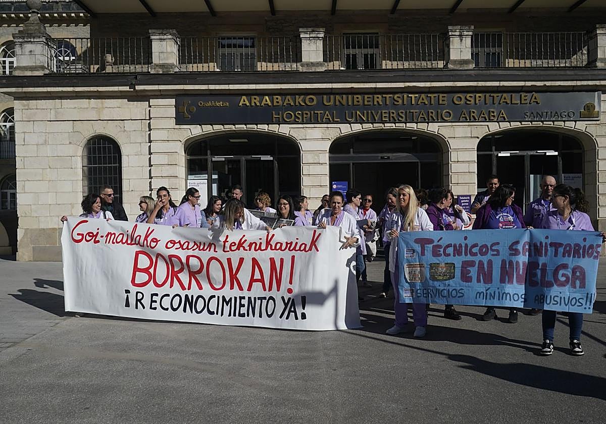Técnicos sanitarios concentrados este jueves en la entrada del hospital de Santiago.